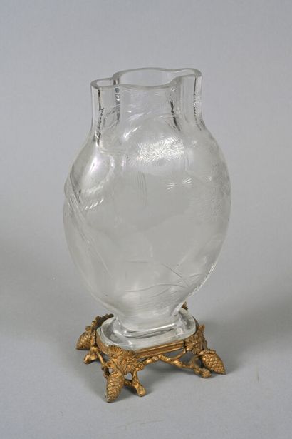 BACCARAT. Vase en cristal de forme ovoïde...