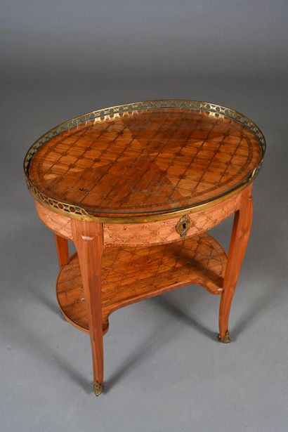 Petite table de salon ovale en placage et...