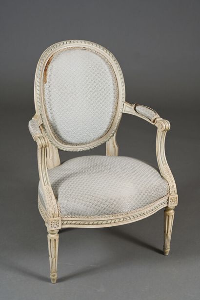 Fauteuil cabriolet dans le style louis XVI...