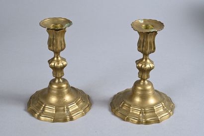 Paire de bougeoirs de table en laiton, fût...