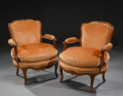 Paire de fauteuils en hêtre patiné, mouluré...