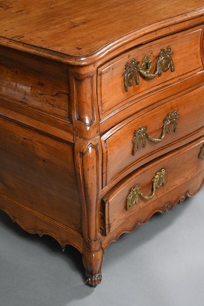 Commode tombeau en merisier mouluré, ouvre...