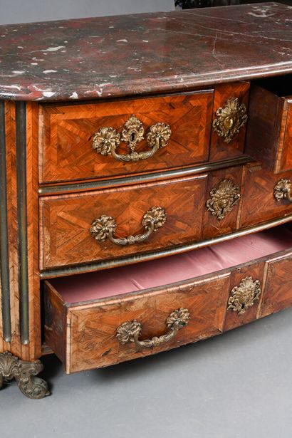 Commode en placage de bois de violette dessinant...