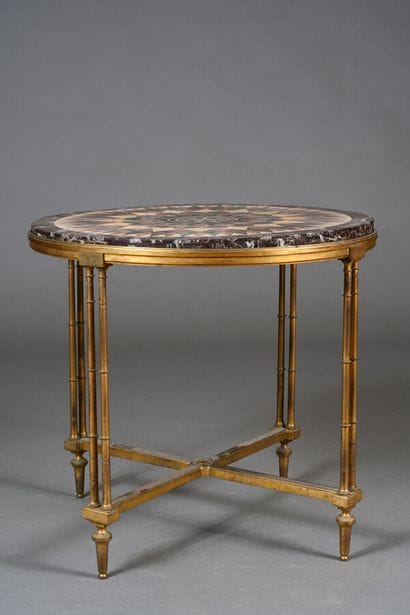 Guéridon circulaire dans le style Louis XVI...