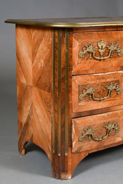 Petite commode d'entre-deux en placage de...