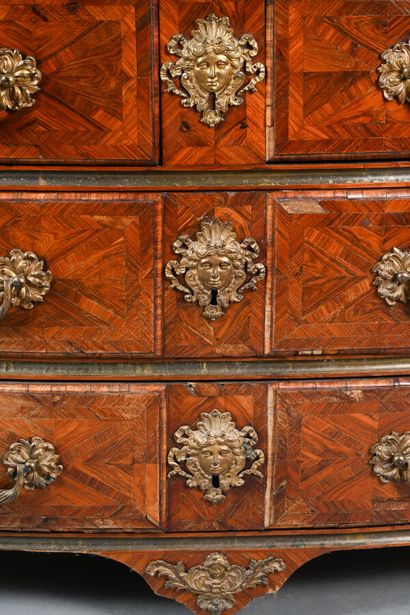 Commode en placage de bois de violette dessinant...