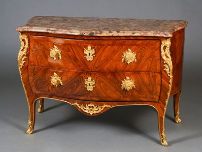 Commode à la Régence galbée sur trois côtés...