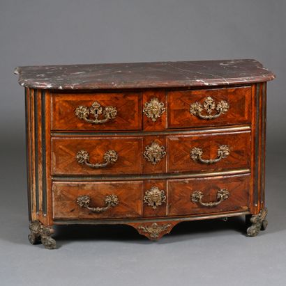 Commode en placage de bois de violette dessinant...