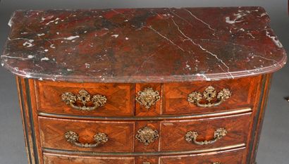 Commode en placage de bois de violette dessinant...