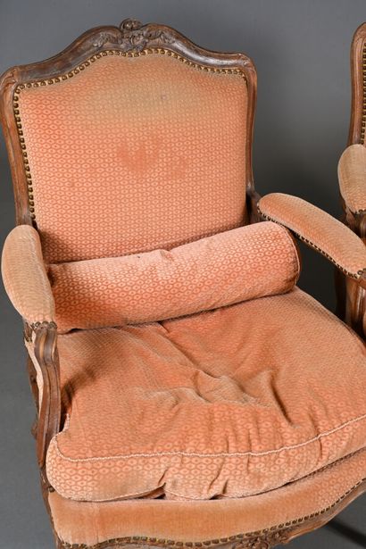 Paire de fauteuils à la Reine en hêtre mouluré,...