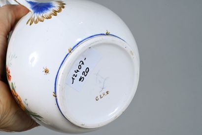 SÈVRES (Dans le goût)
Pot à lait en porcelaine...