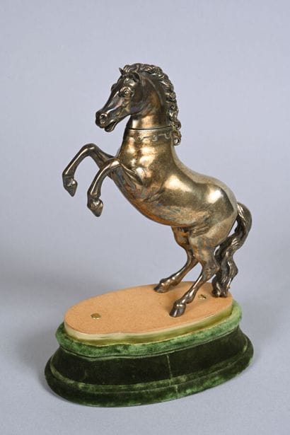 Récipient à boire, en vermeil, cheval cabré...