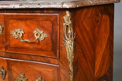 Petite commode sauteuse d'entre-deux en placage...