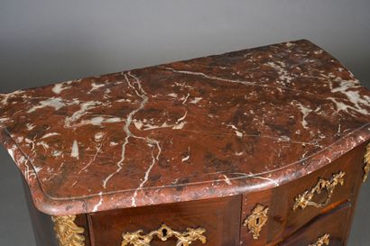 Commode d'entre-deux en placage d'amarante...