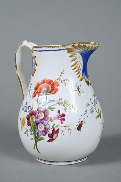 SÈVRES (Dans le goût)
Pot à lait en porcelaine...