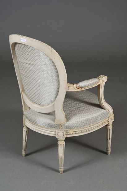 Fauteuil cabriolet dans le style louis XVI...