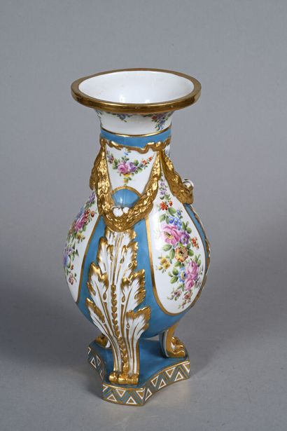 PORCELAINE DE PARIS
Vase balustre à col évasé...