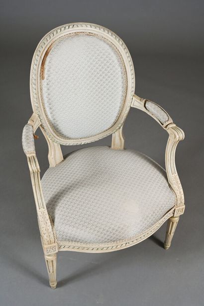 Fauteuil cabriolet dans le style louis XVI...