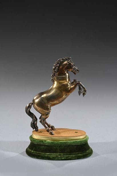 Récipient à boire, en vermeil, cheval cabré...