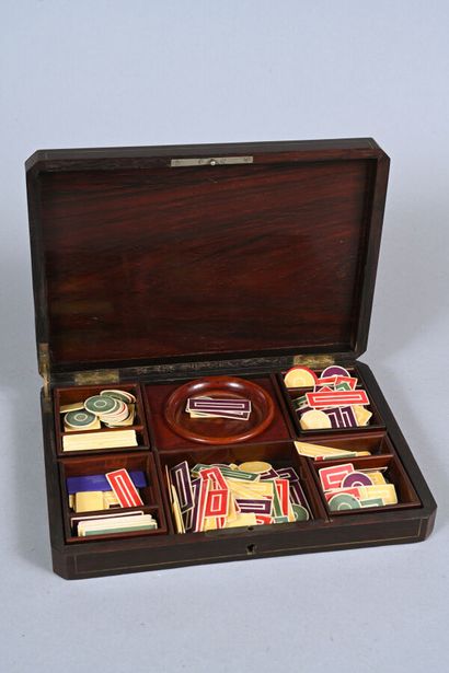 Coffret à jetons en placage de palissandre...