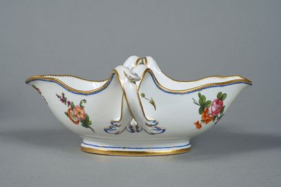 SÈVRES (Dans le goût)
Saucière en porcelaine...