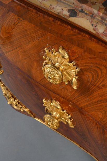 Commode à la Régence galbée sur trois côtés...