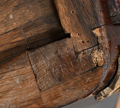 Commode d'entre-deux en placage d'amarante...