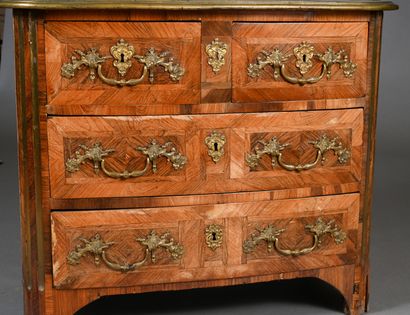 Petite commode d'entre-deux en placage de...