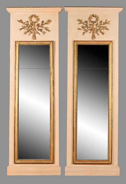 Paire de miroirs de boiserie à entourage...