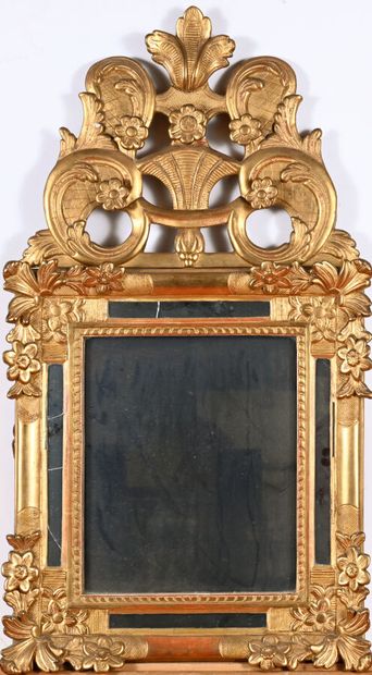 Miroir à parecloses en bois sculpté et doré,...