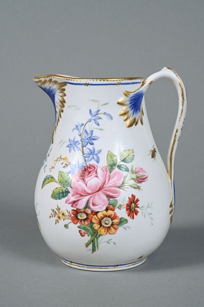 SÈVRES (Dans le goût)
Pot à lait en porcelaine...