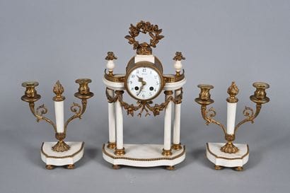 Garniture de cheminée dans le style Louis...
