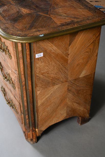 Petite commode d'entre-deux en placage de...