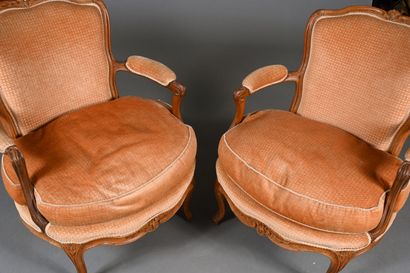 Paire de fauteuils en hêtre patiné, mouluré...