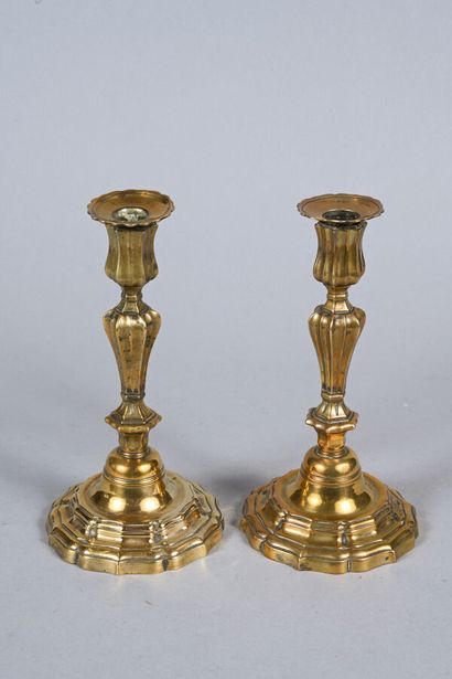 Paire de bougeoirs en bronze, base à contours...