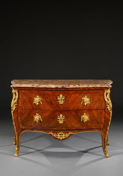 Commode à la Régence galbée sur trois côtés...
