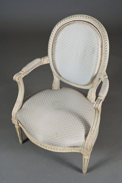 Fauteuil cabriolet en hêtre mouluré et repeint,...