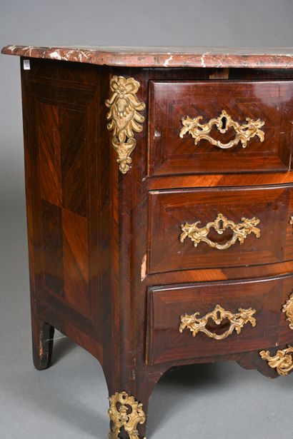 Commode d'entre-deux en placage d'amarante...