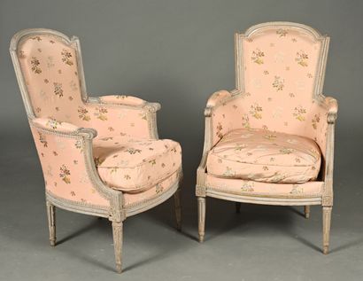 Paire de bergères cabriolet Louis XVI, dont...