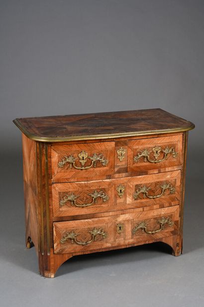 Petite commode d'entre-deux en placage de...