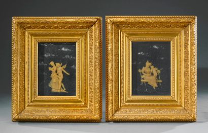 Paire de bas-reliefs en cire sous verre,...