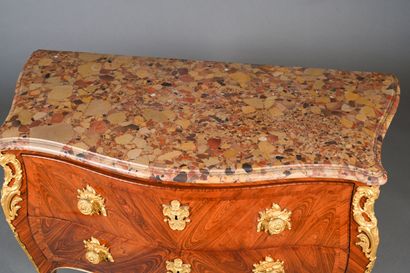 Commode à la Régence galbée sur trois côtés...