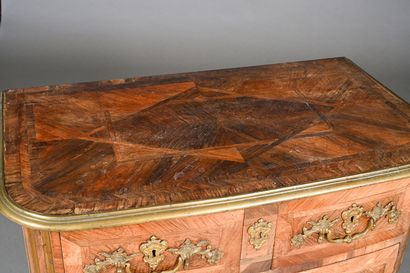 Petite commode d'entre-deux en placage de...