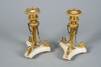 Paire de bougeoirs dans le style Louis XVI...