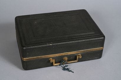 Nécessaire de voyage présenté dans un coffret...
