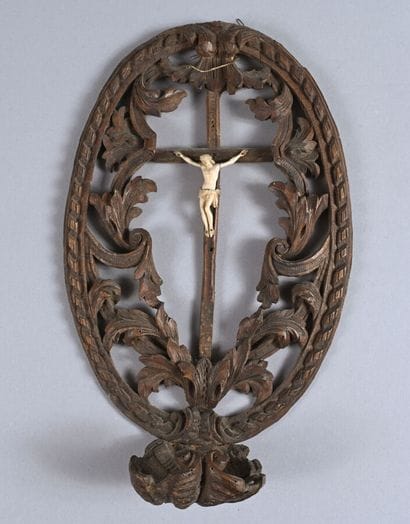 Bénitier en bois sculpté et ajouré d'acanthes...