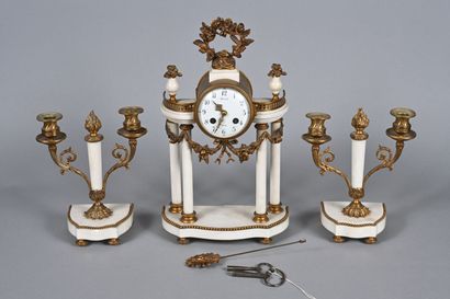 Garniture de cheminée dans le style Louis...