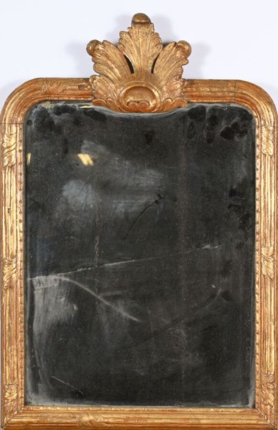 Miroir en bois sculpté et doré, encadrement...