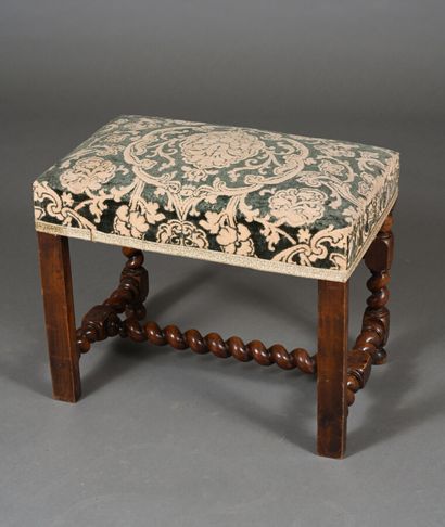 Tabouret en noyer à piètement tourné en vis....