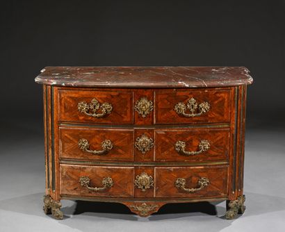 Commode en placage de bois de violette dessinant...